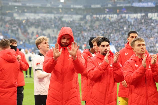 25 01 2026, xrekx, Fussball 2 Bundesliga, FC Schalke 04 1 FC Kaiserslautern v l Ivan Prtajin 1 FC Kaiserslautern thanks the fans, the player thanks the fans for their support DFL DFB REGULATIONS PROHIBIT ANY USE OF PHOTOGRAPHS as IMAGE SEQUENCES and or QUASI VIDEO Gelsenkirchen