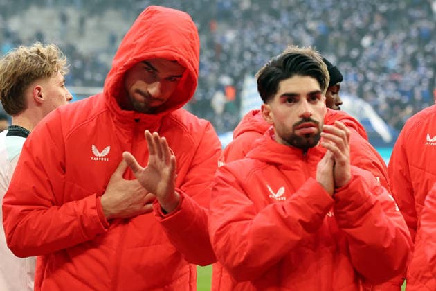 25 01 2026, xrekx, Fussball 2 Bundesliga, FC Schalke 04 1 FC Kaiserslautern v l Ivan Prtajin 1 FC Kaiserslautern thanks the fans, the player thanks the fans for their support Semih Sahin 1 FC Kaiserslautern DFL DFB REGULATIONS PROHIBIT ANY USE OF PHOTOGRAPHS as IMAGE SEQUENCES and or QUASI VIDEO Gelsenkirchen