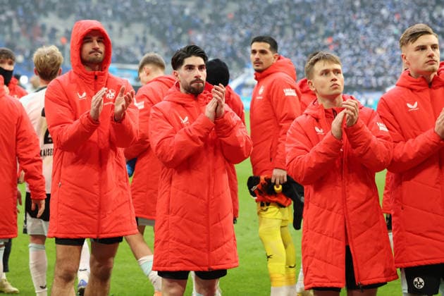 25 01 2026, xrekx, Fussball 2 Bundesliga, FC Schalke 04 1 FC Kaiserslautern v l Ivan Prtajin 1 FC Kaiserslautern Semih Sahin 1 FC Kaiserslautern Naatan Skyttä 1 FC Kaiserslautern Norman Bassette 1 FC Kaiserslautern thanks the fans, the player thanks the fans for their support DFL DFB REGULATIONS PROHIBIT ANY USE OF PHOTOGRAPHS as IMAGE SEQUENCES and or QUASI VIDEO Gelsenkirchen