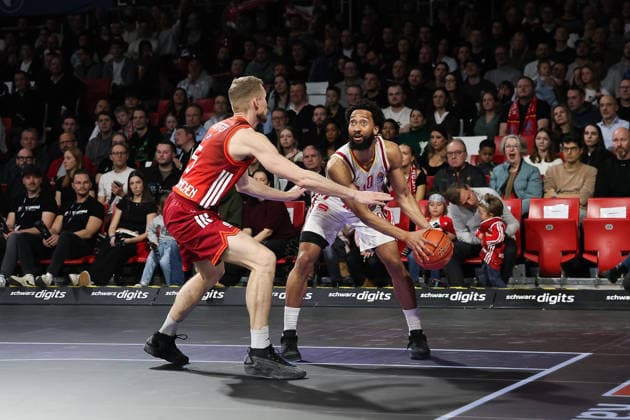 Davion Mintz Fitness First Wuerzburg Baskets, 10 with Niels Giffey FC Bayern Basketball, 05 , GER, FC Bayern Basketball vs Fitness First Wuerzburg Baskets, Basketball, easycredit Basketball Bundesliga, 17 Matchday, Season 2025 2026, 25 01 2026, GER, FC Bayern Basketball vs Fitness First Wuerzburg Baskets, Basketball, easycredit Basketball Bundesliga, 17 Matchday, Season 2025 2026, 25 01 2026 Munich Copyright: xEibner-Pressefoto JennixMaulx EP_JML