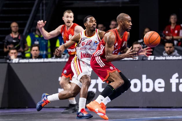 easyCredit Basketball Bundesliga, FC Bayern München Fitness First Würzburg Baskets 25 01 2026 Jonathan Stove Fitness First Würzburg Baskets, 22 , Isiaha Mike FC Bayern München, 22 on the ball easyCredit Basketball Bundesliga, FC Bayern München Fitness First Würzburg Baskets Munich, BMW Park on 25 01 2026 Copyright: xBEAUTIFULxSPORTS Wunderlx