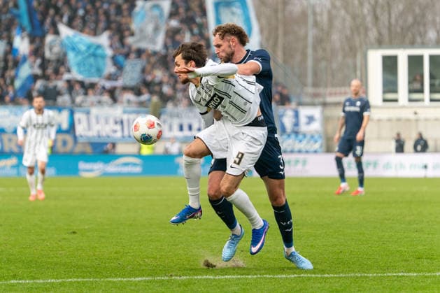 25 01 2026, xdaymx, Soccer 2 Bundesliga, SV Elversberg VfL Bochum vl Otto Emerson, Stange Elversberg in a contested duel with Philipp Strompf Bochum DFL DFB REGULATIONS PROHIBIT ANY USE OF PHOTOGRAPHS as IMAGE SEQUENCES and or QUASI VIDEO Elversberg