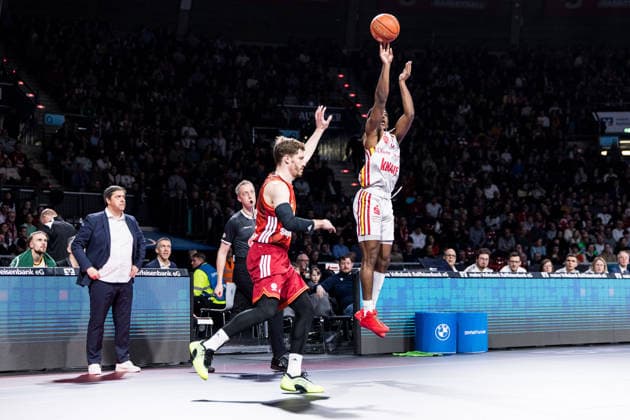 easyCredit Basketball Bundesliga, FC Bayern München Fitness First Würzburg Baskets 25 01 2026 Andreas Andi Obst FC Bayern München, 13 , Marcus Carr Fitness First Würzburg Baskets, 5 in the throw, three, three-point throw easyCredit Basketball Bundesliga, FC Bayern München Fitness First Würzburg Baskets Munich, BMW Park on 25 01 2026 Copyright: xBEAUTIFULxSPORTS Wunderlx