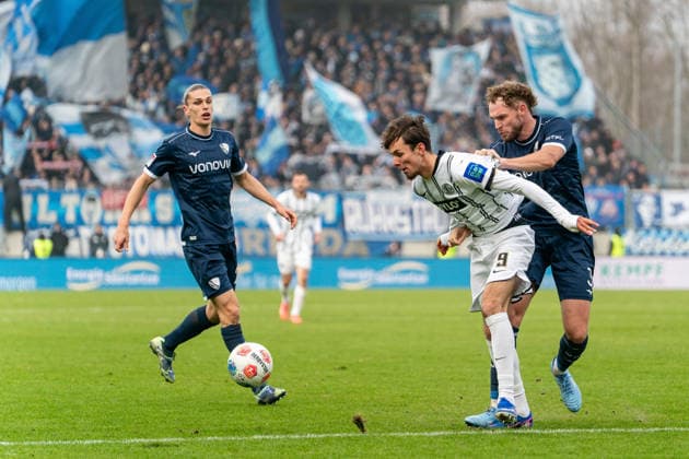 25 01 2026, xdaymx, Soccer 2 Bundesliga, SV Elversberg VfL Bochum vl Otto Emerson, Stange Elversberg in a contested duel with Philipp Strompf Bochum DFL DFB REGULATIONS PROHIBIT ANY USE OF PHOTOGRAPHS as IMAGE SEQUENCES and or QUASI VIDEO Elversberg