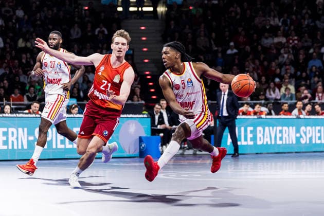 easyCredit Basketball Bundesliga, FC Bayern München Fitness First Würzburg Baskets 25 01 2026 Justus Hollatz FC Bayern München, 21 , Marcus Carr Fitness First Würzburg Baskets, 5 on the ball easyCredit Basketball Bundesliga, FC Bayern München Fitness First Würzburg Baskets Munich, BMW Park on 25 01 2026 Copyright: xBEAUTIFULxSPORTS Wunderlx