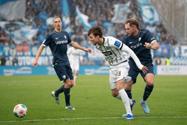 25 01 2026, xdaymx, Soccer 2 Bundesliga, SV Elversberg VfL Bochum vl Otto Emerson, Stange Elversberg in a contested duel with Philipp Strompf Bochum DFL DFB REGULATIONS PROHIBIT ANY USE OF PHOTOGRAPHS as IMAGE SEQUENCES and or QUASI VIDEO Elversberg
