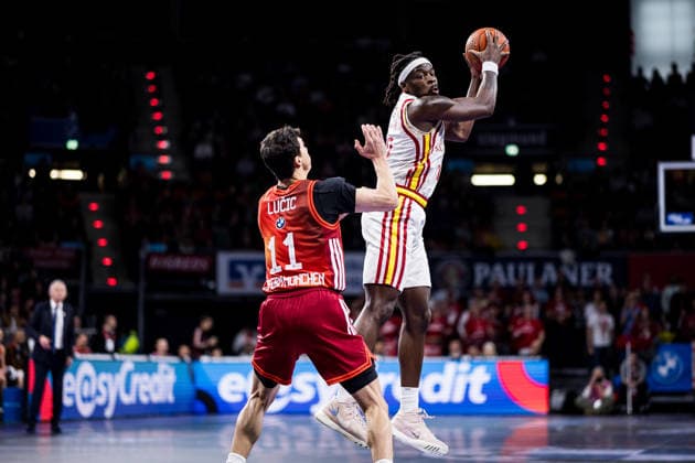 easyCredit Basketball Bundesliga, FC Bayern München Fitness First Würzburg Baskets 25 01 2026 Vladimir Lucic FC Bayern München, 11 , Charles Thompson Fitness First Würzburg Baskets, 32 on the ball easyCredit Basketball Bundesliga, FC Bayern München Fitness First Würzburg Baskets Munich, BMW Park on 25 01 2026 Copyright: xBEAUTIFULxSPORTS Wunderlx