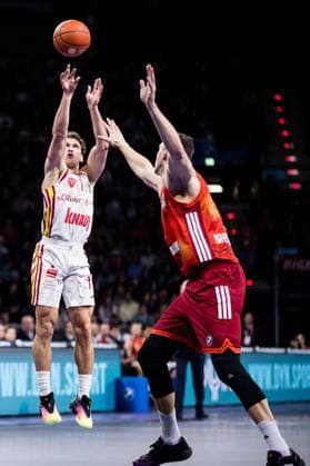 easyCredit Basketball Bundesliga, FC Bayern Munich Fitness First Würzburg Baskets 25 01 2026 Brae Ivey Fitness First Würzburg Baskets, 11 on the throw, three-pointer, Johannes Voigtmann FC Bayern Munich, 7 easyCredit Basketball Bundesliga, FC Bayern Munich Fitness First Würzburg Baskets Munich, BMW Park on 25 01 2026 Copyright: xBEAUTIFULxSPORTS Wunderlx