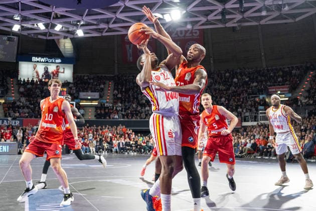 Jonathan Stove 22 Fitness First Wuerzburg Baskets in duel with Niels Giffey 5 FC Bayern Basketball , FC Bayern Basketball vs Fitness First Wuerzburg Baskets, BBL, Main Round, 25 01 2026 Munich Bavaria Germany Copyright: xkolbert-press UlrichxGamelx