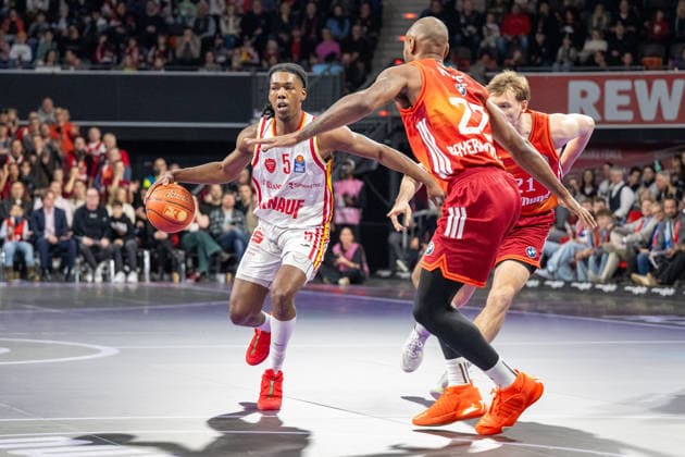 Marcus Carr 5 Fitness First Wuerzburg Baskets , Isiaha Mike 22 FC Bayern Basketball , FC Bayern Basketball vs Fitness First Wuerzburg Baskets, BBL, Main Round, 25 01 2026 Munich Bavaria Germany Copyright: xkolbert-press UlrichxGamelx