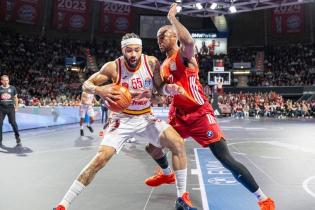 David Muenkat 55 Fitness First Wuerzburg Baskets in a duel with Isiaha Mike 22 FC Bayern Basketball , FC Bayern Basketball vs Fitness First Wuerzburg Baskets, BBL, Main Round, 25 01 2026 Munich Bavaria Germany Copyright: xkolbert-press UlrichxGamelx
