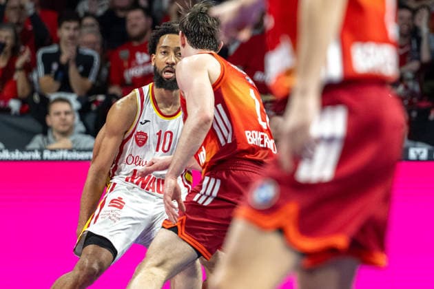 Davion Mintz 10 Fitness First Wuerzburg Baskets in a duel with Vladimir Lucic 11 FC Bayern Basketball , FC Bayern Basketball vs Fitness First Wuerzburg Baskets, BBL, Main Round, 25 01 2026 Munich Bavaria Germany Copyright: xkolbert-press UlrichxGamelx