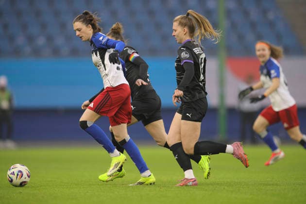 Photo Lotta WREDE HSV against Maike Berentzen right , Essen Football Pixel Bundesliga Women on Sun 25 01 2026 15 Matchday Hamburger SV SGS Essen
