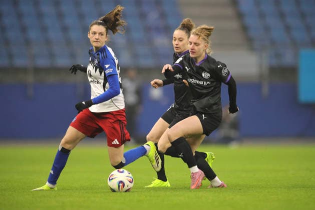 Photo Lotta WREDE HSV against Maike Berentzen right , Essen and Jacqueline Meissner back Soccer Pixel Bundesliga Women on Sun 25 01 2026 15 Matchday Hamburger SV SGS Essen