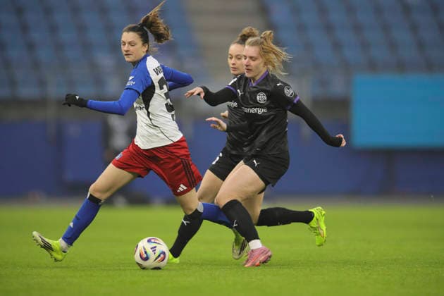 Photo Lotta WREDE HSV against Maike Berentzen right , Essen Football Pixel Bundesliga Women on Sun 25 01 2026 15 Matchday Hamburger SV SGS Essen