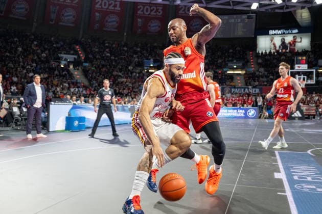 David Muenkat 55 Fitness First Wuerzburg Baskets in a duel with Isiaha Mike 22 FC Bayern Basketball , FC Bayern Basketball vs Fitness First Wuerzburg Baskets, BBL, Main Round, 25 01 2026 Munich Bavaria Germany Copyright: xkolbert-press UlrichxGamelx