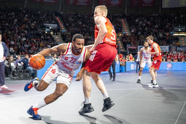 Jonathan Stove 22 Fitness First Wuerzburg Baskets in duel with Niels Giffey 5 FC Bayern Basketball , FC Bayern Basketball vs Fitness First Wuerzburg Baskets, BBL, Main Round, 25 01 2026 Munich Bavaria Germany Copyright: xkolbert-press UlrichxGamelx