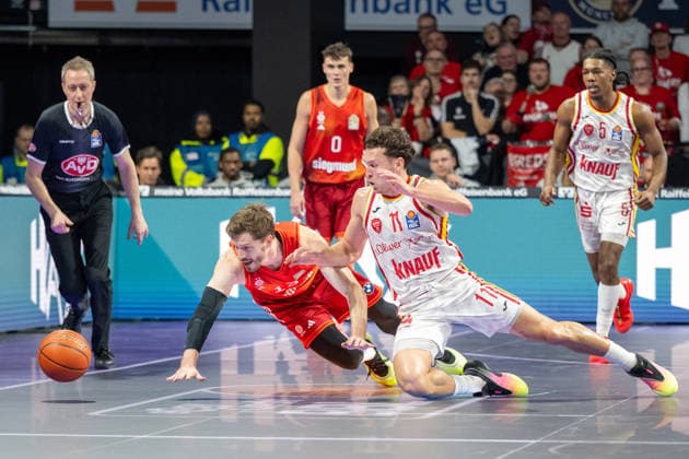Andreas Obst 13 FC Bayern Basketball chasing the ball, with Brae Ivey 11 Fitness First Wuerzburg Baskets , FC Bayern Basketball vs Fitness First Wuerzburg Baskets, BBL, Main Round, 25 01 2026 Munich Bavaria Germany Copyright: xkolbert-press UlrichxGamelx