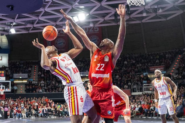Jonathan Stove 22 Fitness First Wuerzburg Baskets in duel with Niels Giffey 5 FC Bayern Basketball , FC Bayern Basketball vs Fitness First Wuerzburg Baskets, BBL, Main Round, 25 01 2026 Munich Bavaria Germany Copyright: xkolbert-press UlrichxGamelx