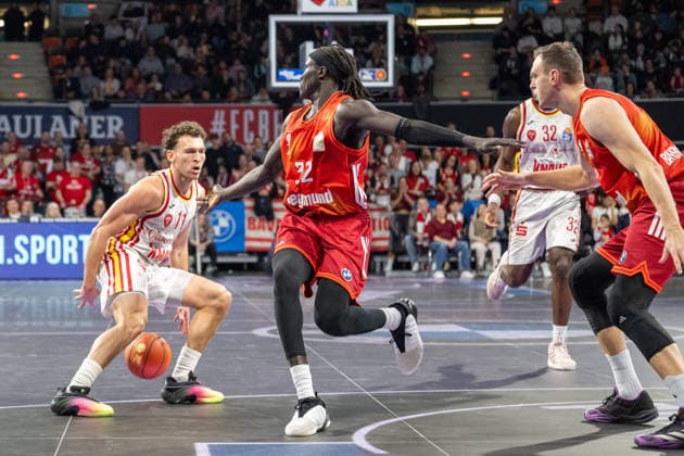 Brae Ivey 11 Fitness First Wuerzburg Baskets , in duel with Wenyen Gabriel 32 FC Bayern Basketball , FC Bayern Basketball vs Fitness First Wuerzburg Baskets, BBL, Main Round, 25 01 2026 Munich Bavaria Germany Copyright: xkolbert-press UlrichxGamelx