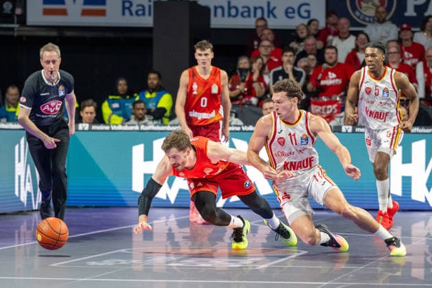 Andreas Obst 13 FC Bayern Basketball chasing the ball, with Brae Ivey 11 Fitness First Wuerzburg Baskets , FC Bayern Basketball vs Fitness First Wuerzburg Baskets, BBL, Main Round, 25 01 2026 Munich Bavaria Germany Copyright: xkolbert-press UlrichxGamelx