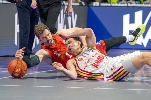 Andreas Obst 13 FC Bayern Basketball chasing the ball, with Brae Ivey 11 Fitness First Wuerzburg Baskets , FC Bayern Basketball vs Fitness First Wuerzburg Baskets, BBL, Main Round, 25 01 2026 Munich Bavaria Germany Copyright: xkolbert-press UlrichxGamelx