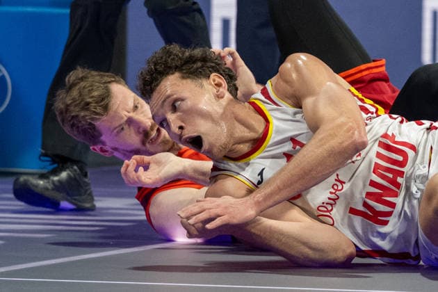 Andreas Obst 13 FC Bayern Basketball chasing the ball, with Brae Ivey 11 Fitness First Wuerzburg Baskets , FC Bayern Basketball vs Fitness First Wuerzburg Baskets, BBL, Main Round, 25 01 2026 Munich Bavaria Germany Copyright: xkolbert-press UlrichxGamelx