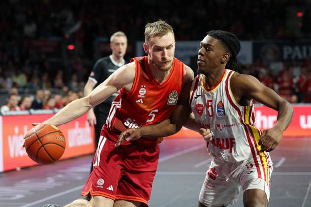 Niels Giffey FC Bayern Basketball, 05 with Marcus Carr Fitness First Wuerzburg Baskets, 05 , GER, FC Bayern Basketball vs Fitness First Wuerzburg Baskets, Basketball, easycredit Basketball Bundesliga, 17 Matchday, Season 2025 2026, 25 01 2026, GER, FC Bayern Basketball vs Fitness First Wuerzburg Baskets, Basketball, easycredit Basketball Bundesliga, 17 Matchday, Season 2025 2026, 25 01 2026 Munich Copyright: xEibner-Pressefoto JennixMaulx EP_JML