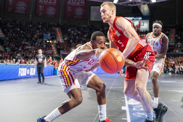 Jonathan Stove 22 Fitness First Wuerzburg Baskets in duel with Niels Giffey 5 FC Bayern Basketball , FC Bayern Basketball vs Fitness First Wuerzburg Baskets, BBL, Main Round, 25 01 2026 Munich Bavaria Germany Copyright: xkolbert-press UlrichxGamelx