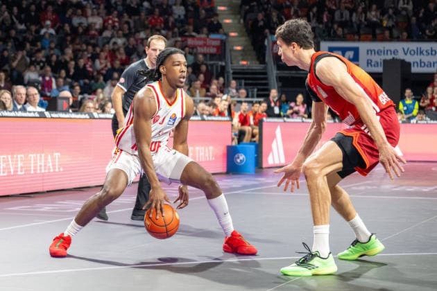 Marcus Carr 5 Fitness First Wuerzburg Baskets in a duel with Vladimir Lucic 11 FC Bayern Basketball , FC Bayern Basketball vs Fitness First Wuerzburg Baskets, BBL, Main Round, 25 01 2026 Munich Bavaria Germany Copyright: xkolbert-press UlrichxGamelx