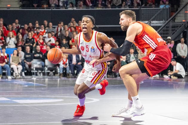 Marcus Carr 5 Fitness First Wuerzburg Baskets in a duel with Leon Kratzer 8 FC Bayern Basketball , FC Bayern Basketball vs Fitness First Wuerzburg Baskets, BBL, Main Round, 25 01 2026 Munich Bavaria Germany Copyright: xkolbert-press UlrichxGamelx