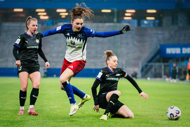 Google Pixel Frauen Bundesliga Hamburger SV vs SGS Essen, 25 01 2026 Lotta Wrede Hamburger SV, 32 vs Jacqueline Meißner SGS Essen, 16 Soccer, Google Pixel Frauen Bundesliga, 15 Matchday Hamburger SV vs SGS Essen on 25 01 2026 at Volksparkstadion, Hamburg DFB REGULATIONS PROHIBIT ANY USE OF PHOTOGRAPHS AS IMAGE SEQUENCES AND OR QUASI VIDEO Copyright: xBEAUTIFULxSPORTS Tonhäuserx