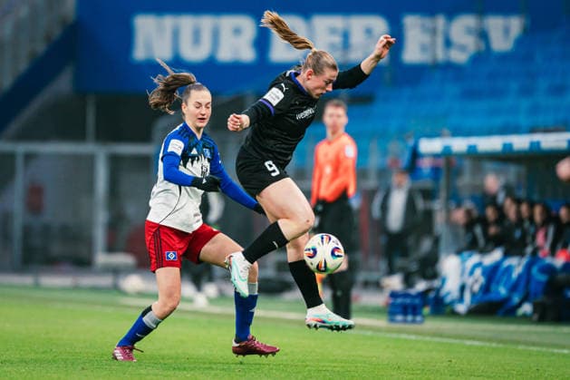 Google Pixel Frauen Bundesliga Hamburger SV vs SGS Essen, 25 01 2026 Ramona Maier SGS Essen, 9 vs Emilia Hirche Hamburger SV, 20 Soccer, Google Pixel Frauen Bundesliga, 15 Matchday Hamburger SV vs SGS Essen on 25 01 2026 at Volksparkstadion, Hamburg DFB REGULATIONS PROHIBIT ANY USE OF PHOTOGRAPHS AS IMAGE SEQUENCES AND OR QUASI VIDEO Copyright: xBEAUTIFULxSPORTS Tonhäuserx