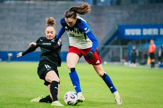 Google Pixel Frauen Bundesliga Hamburger SV vs SGS Essen, 25 01 2026 Lotta Wrede Hamburger SV, 32 vs Jacqueline Meißner SGS Essen, 16 Soccer, Google Pixel Frauen Bundesliga, 15 Matchday Hamburger SV vs SGS Essen on 25 01 2026 at Volksparkstadion, Hamburg DFB REGULATIONS PROHIBIT ANY USE OF PHOTOGRAPHS AS IMAGE SEQUENCES AND OR QUASI VIDEO Copyright: xBEAUTIFULxSPORTS Tonhäuserx