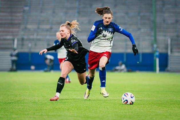 Google Pixel Frauen Bundesliga Hamburger SV vs SGS Essen, 25 01 2026 Lotta Wrede Hamburger SV, 32 in running duel against Lany Mia Bäcker SGS Essen, 26 Soccer, Google Pixel Frauen Bundesliga, 15 Matchday Hamburger SV vs SGS Essen on 25 01 2026 at Volksparkstadion, Hamburg DFB REGULATIONS PROHIBIT ANY USE OF PHOTOGRAPHS AS IMAGE SEQUENCES AND OR QUASI VIDEO Copyright: xBEAUTIFULxSPORTS Tonhäuserx