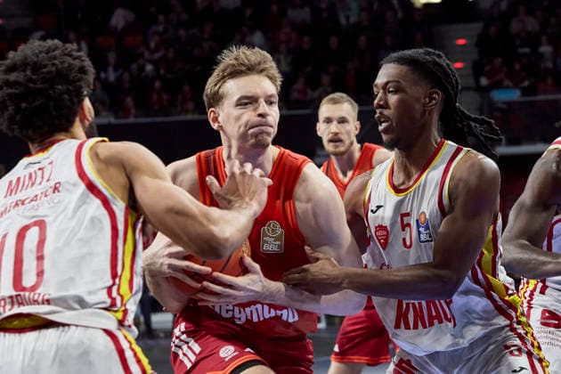 German Basketball Bundesliga BBL , FC Bayern Munich Basketball vs Fitness First Würzburg Baskets, Munich FC Bayern Basketball, Würzburg Baskets Fitness First, Würzburg Baskets, 2026 01 25 in Munich SAP Garden HOLLATZ Justus FC Bayern Basketball PG Nr21 FCBB21 , MINTZ Davion Fitness First Würzburg Baskets Shooting Guard SG Nr 10 WUE10 , CARR Marcus Fitness First Würzburg Baskets Point Guard PG Nr 5 WUE5 sportworld Munich SAP Garden Bayern Germany