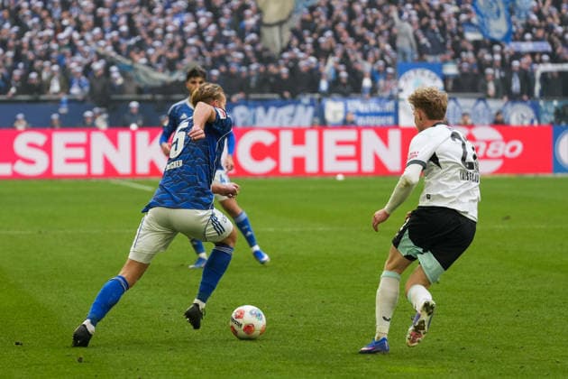 Germany Soccer 2 Bundesliga, Season 2025 26, 19 Matchday FC Schalke 04 vs 1 FC Kaiserslautern, 25 01 2026, Veltins Arena Gelsenkirchen, North Rhine-Westphalia Timo Becker FC Schalke 04, 5 Afeez Aremu 1 FC Kaiserslautern, 23 Copyright: xLeonxFrickx