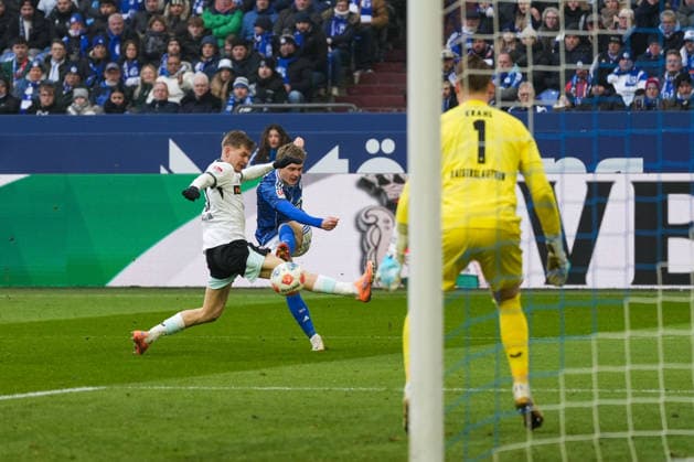 Germany Soccer 2 Bundesliga, Season 2025 26, 19 Matchday FC Schalke 04 vs 1 FC Kaiserslautern, 25 01 2026, Veltins Arena Gelsenkirchen, North Rhine-Westphalia Finn Porath FC Schalke 04, 27 Julian Krahl 1 FC Kaiserslautern, 1 Copyright: xLeonxFrickx