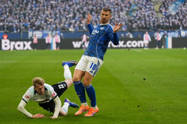 Germany Soccer 2 Bundesliga, Season 2025 26, 19 Matchday FC Schalke 04 vs 1 FC Kaiserslautern, 25 01 2026, Veltins Arena Gelsenkirchen, North Rhine-Westphalia Edin Džeko, Edin Dzeko FC Schalke 04, 10 Mika Haas 1 FC Kaiserslautern, 22 Copyright: xLeonxFrickx