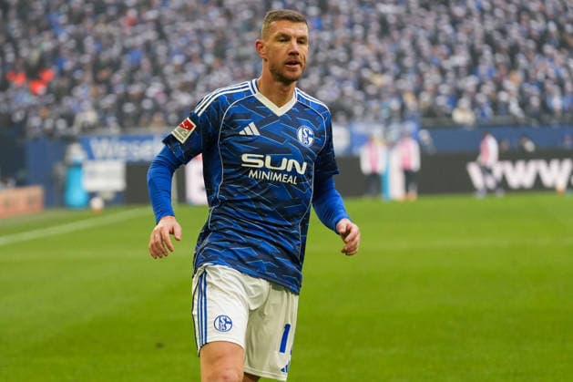 Germany Soccer 2 Bundesliga, Season 2025 26, 19 Matchday FC Schalke 04 vs 1 FC Kaiserslautern, 25 01 2026, Veltins Arena Gelsenkirchen, North Rhine-Westphalia Edin Džeko, Edin Dzeko FC Schalke 04, 10 Copyright: xLeonxFrickx