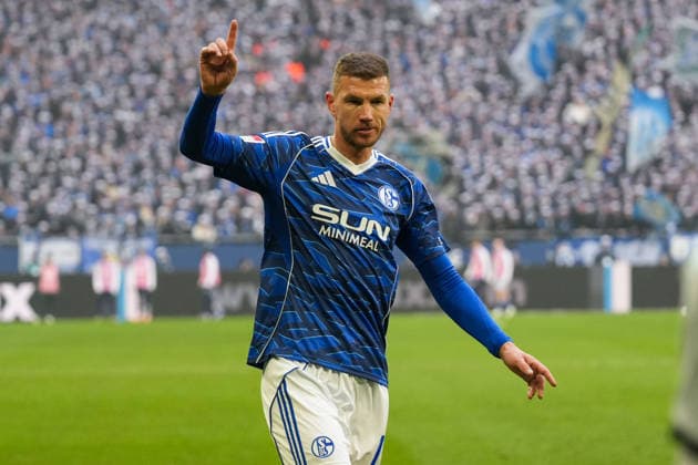 Germany Soccer 2 Bundesliga, Season 2025 26, 19 Matchday FC Schalke 04 vs 1 FC Kaiserslautern, 25 01 2026, Veltins Arena Gelsenkirchen, North Rhine-Westphalia Edin Džeko, Edin Dzeko FC Schalke 04, 10 Gesture, Finger pointing Copyright: xLeonxFrickx