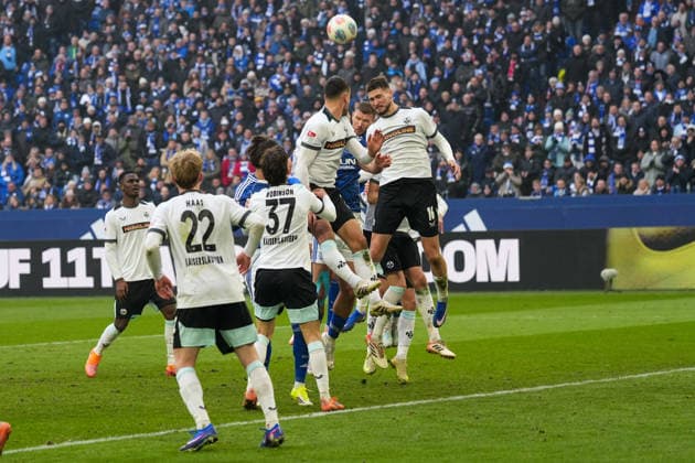Germany Soccer 2 Bundesliga, Season 2025 26, 19 Matchday FC Schalke 04 vs 1 FC Kaiserslautern, 25 01 2026, Veltins Arena Gelsenkirchen, North Rhine-Westphalia Atanas Chernev 1 FC Kaiserslautern, 16 Leon Robinson 1 FC Kaiserslautern, 37 Mika Haas 1 FC Kaiserslautern, 22 Copyright: xLeonxFrickx