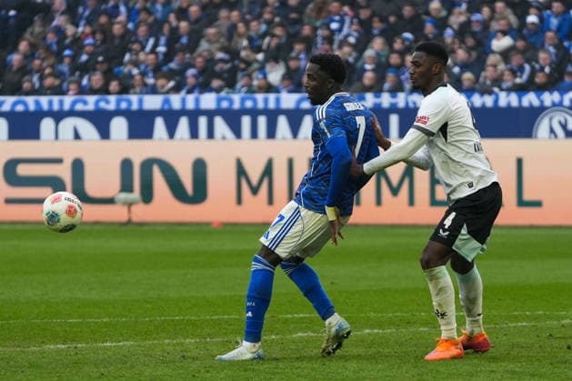 Germany Soccer 2 Bundesliga, Season 2025 26, Matchday 19 FC Schalke 04 vs 1 FC Kaiserslautern, 25 01 2026, Veltins Arena Gelsenkirchen, North Rhine-Westphalia Christian Gomis FC Schalke 04, 7 Maxwell Gyamfi 1 FC Kaiserslautern, 4 Copyright: xLeonxFrickx