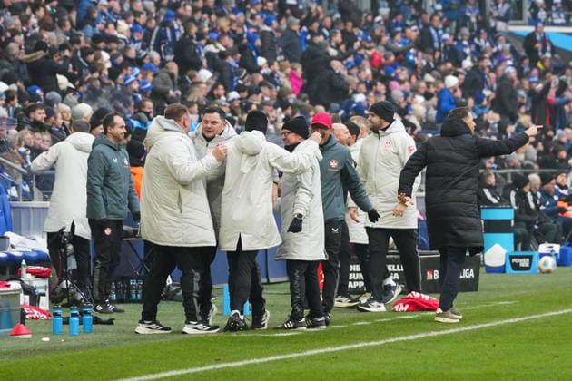 Germany Soccer 2 Bundesliga, Season 2025 26, Matchday 19 FC Schalke 04 vs 1 FC Kaiserslautern, 25 01 2026, Veltins Arena Gelsenkirchen, North Rhine-Westphalia Cheers from the substitutes bench after Ivan Prtajins 2-0 goal 1 FC Kaiserslautern, 9 Copyright: xLeonxFrickx