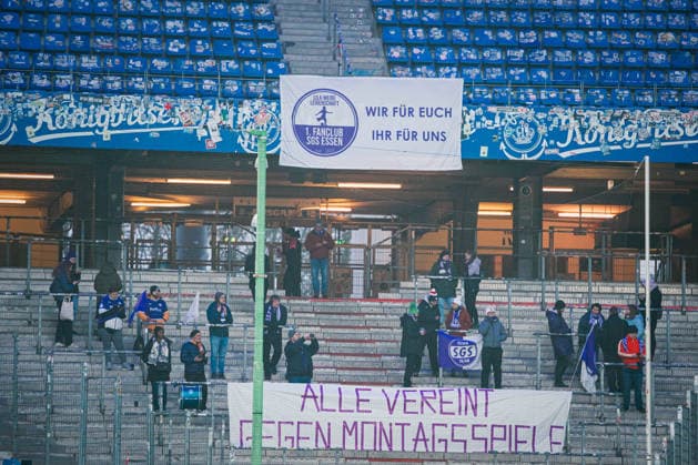 Google Pixel Frauen Bundesliga Hamburger SV vs SGS Essen, 25 01 2026 The SGS Essen fans with the message Alle Vereint, Gegen Montagsspiele Fußball, Google Pixel Frauen Bundesliga, 15 Spieltag Hamburger SV vs SGS Essen am 25 01 2026 im Volksparkstadion, Hamburg DFB REGULATIONS PROHIBIT ANY USE OF PHOTOGRAPHS AS IMAGE SEQUENCES AND OR QUASI VIDEO Copyright: xBEAUTIFULxSPORTS Tonhäuserx