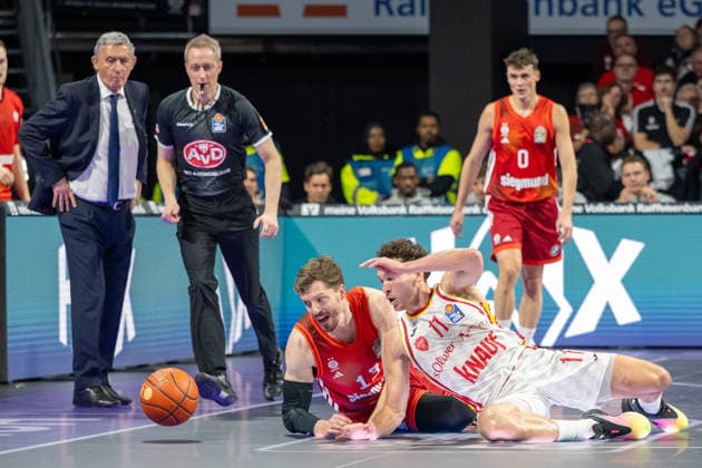 Andreas Obst 13 FC Bayern Basketball chasing the ball, with Brae Ivey 11 Fitness First Wuerzburg Baskets , FC Bayern Basketball vs Fitness First Wuerzburg Baskets, BBL, Main Round, 25 01 2026 Munich Bavaria Germany Copyright: xkolbert-press UlrichxGamelx