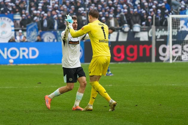 Germany Soccer 2 Bundesliga, Season 2025 26, Matchday 19 FC Schalke 04 vs 1 FC Kaiserslautern, 25 01 2026, Veltins Arena Gelsenkirchen, North Rhine-Westphalia Julian Krahl 1 FC Kaiserslautern, 1 Cheers after Ivan Prtajins 2-0 goal 1 FC Kaiserslautern, 9 Copyright: xLeonxFrickx