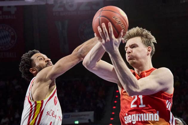 German Basketball Bundesliga BBL , FC Bayern Munich Basketball vs Fitness First Würzburg Baskets, Munich FC Bayern Basketball, Würzburg Baskets Fitness First, Würzburg Baskets, 2026 01 25 in Munich SAP Garden HOLLATZ Justus FC Bayern Basketball PG Nr21 FCBB21 , MINTZ Davion Fitness First Würzburg Baskets Shooting Guard SG Nr 10 WUE10 sportworld Munich SAP Garden Bayern Germany