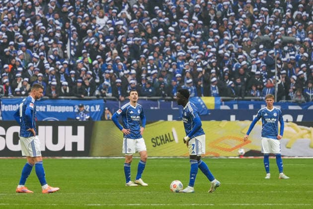 Germany Soccer 2 Bundesliga, Season 2025 26, Matchday 19 FC Schalke 04 vs 1 FC Kaiserslautern, 25 01 2026, Veltins Arena Gelsenkirchen, North Rhine-Westphalia Schalke frustrated after conceding 0 2 Edin Džeko, Edin Dzeko FC Schalke 04, 10 Christian Gomis FC Schalke 04, 7 Ron Schallenberg FC Schalke 04, 6 Copyright: xLeonxFrickx