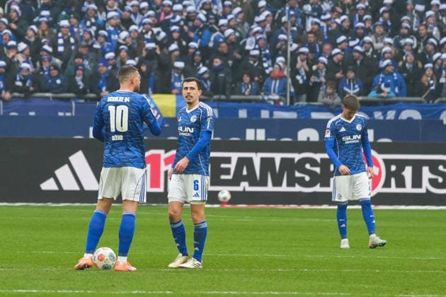 Germany Soccer 2 Bundesliga, Season 2025 26, Matchday 19 FC Schalke 04 vs 1 FC Kaiserslautern, 25 01 2026, Veltins Arena Gelsenkirchen, North Rhine-Westphalia Schalke frustrated after conceding 0 2 Edin Džeko, Edin Dzeko FC Schalke 04, 10 Ron Schallenberg FC Schalke 04, 6 Copyright: xLeonxFrickx